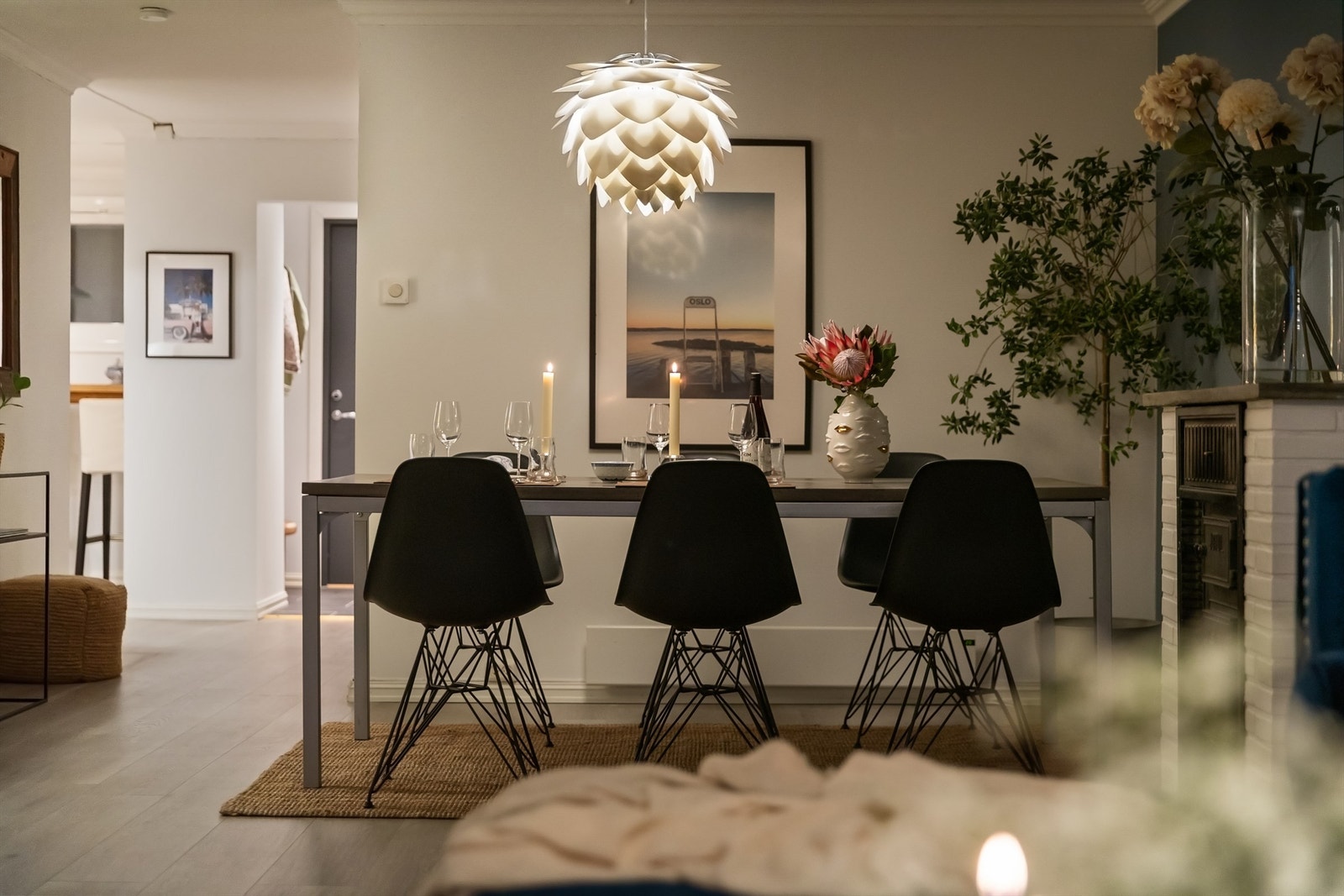 I stuen er det også en koselig peis som gir både varme og hygge Galleribilde