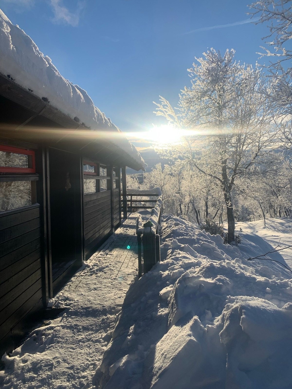 Selgers eget bilde av hytta i vinterprakt Galleribilde