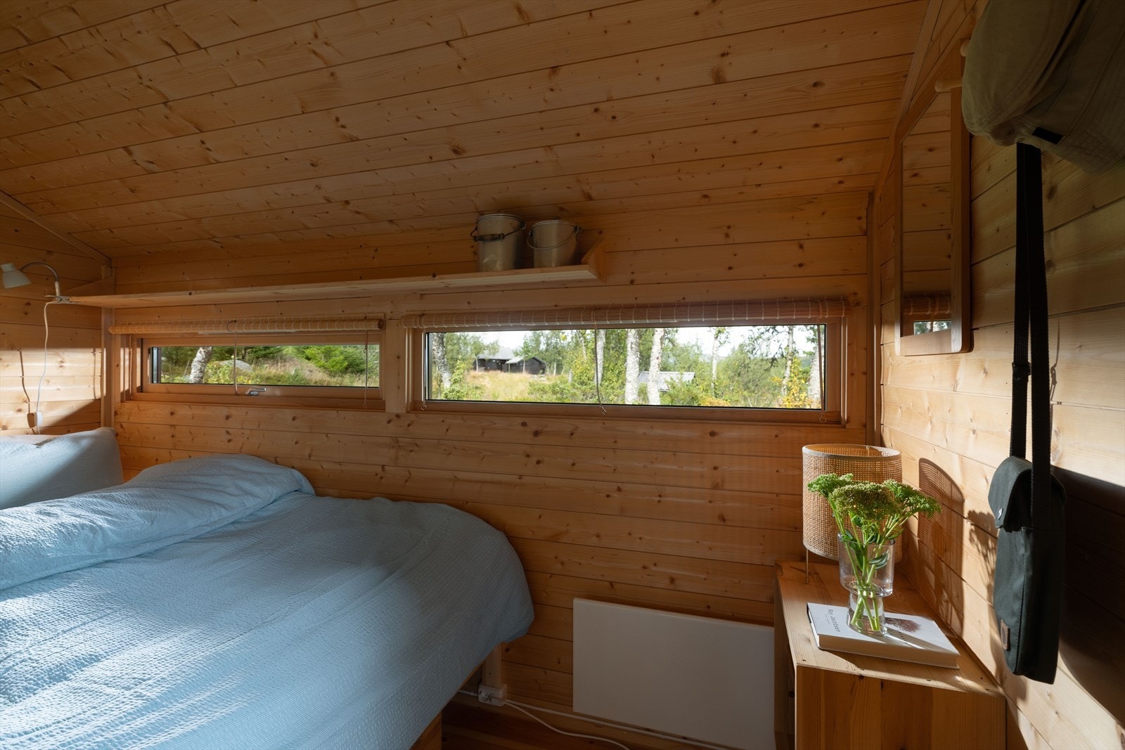 Soverom med plassbygget dobbeltseng og skuff Galleribilde