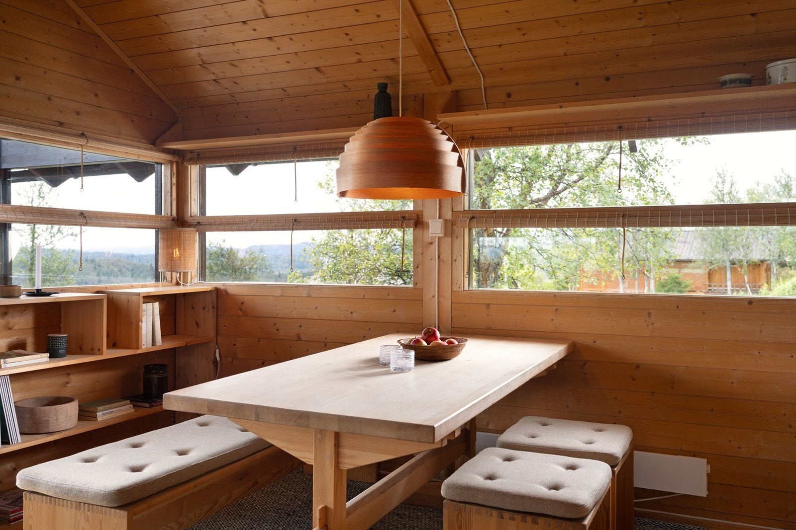 Vidstrakt utsikt fra kjøkkenbordet. Originale Ålhytta-møbler og -furugardiner medfølger. Galleribilde