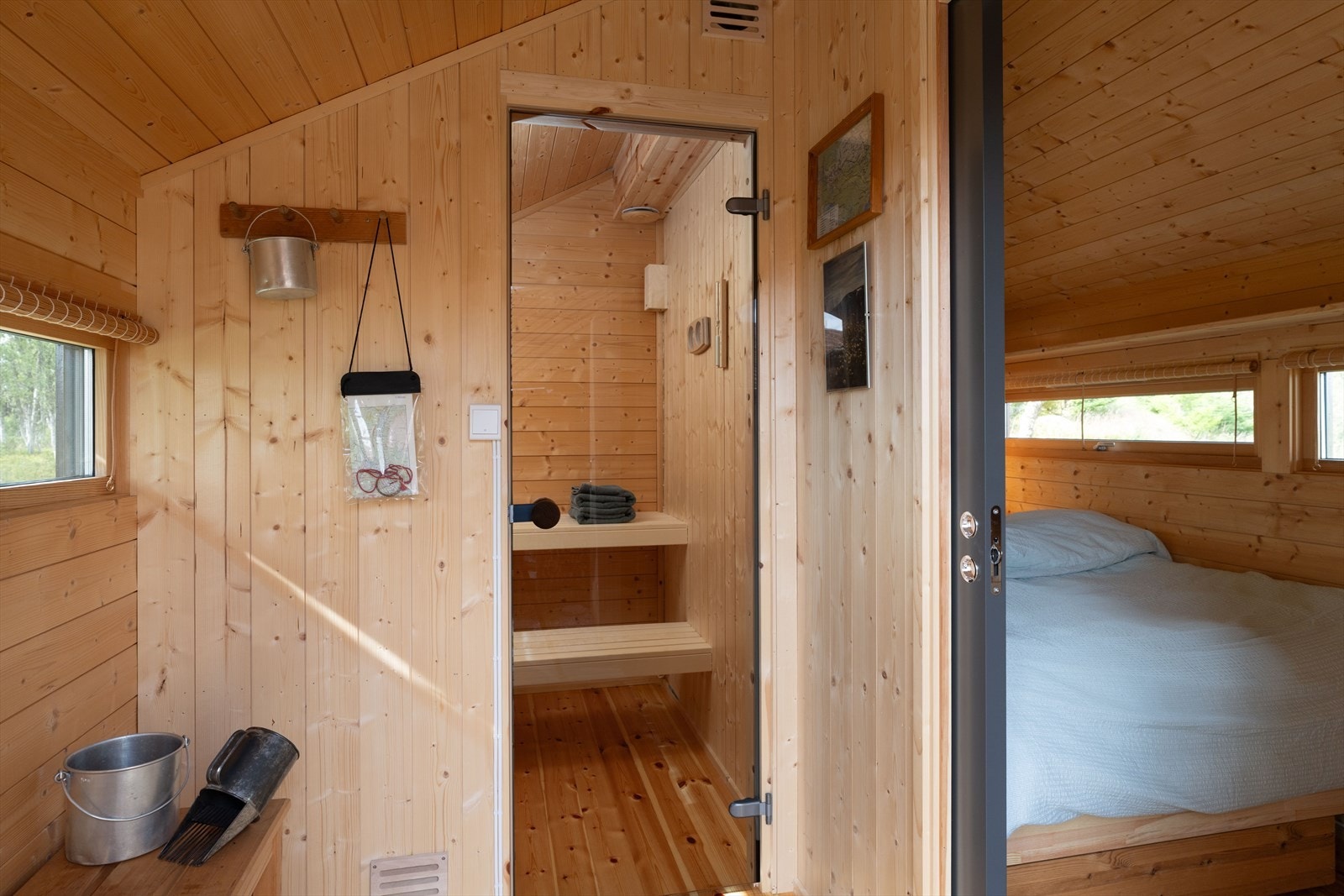 Anneks har soverom med dobbelseng og badstue Galleribilde