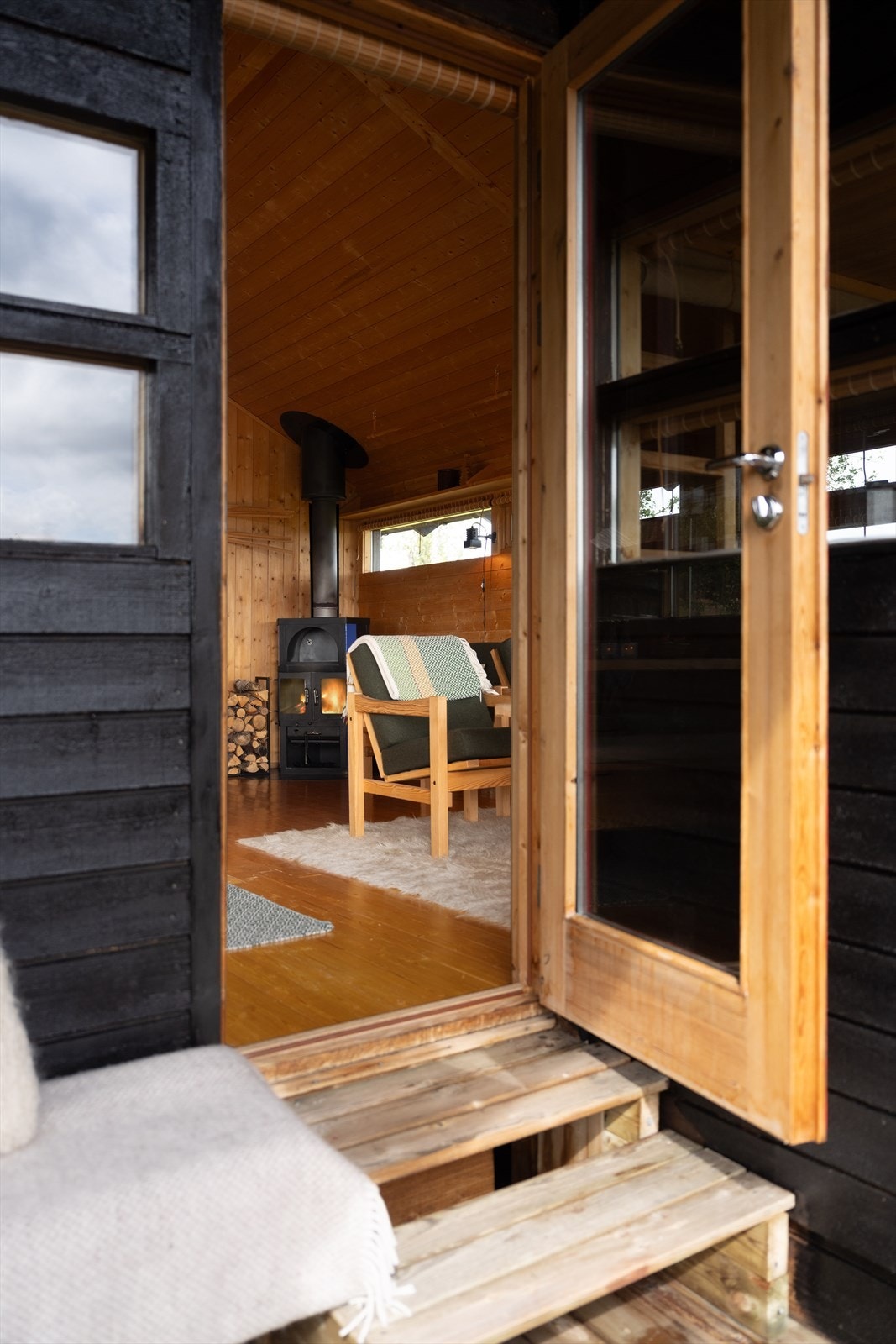 Utgang fra stua til delvis overbygget terrasse Galleribilde