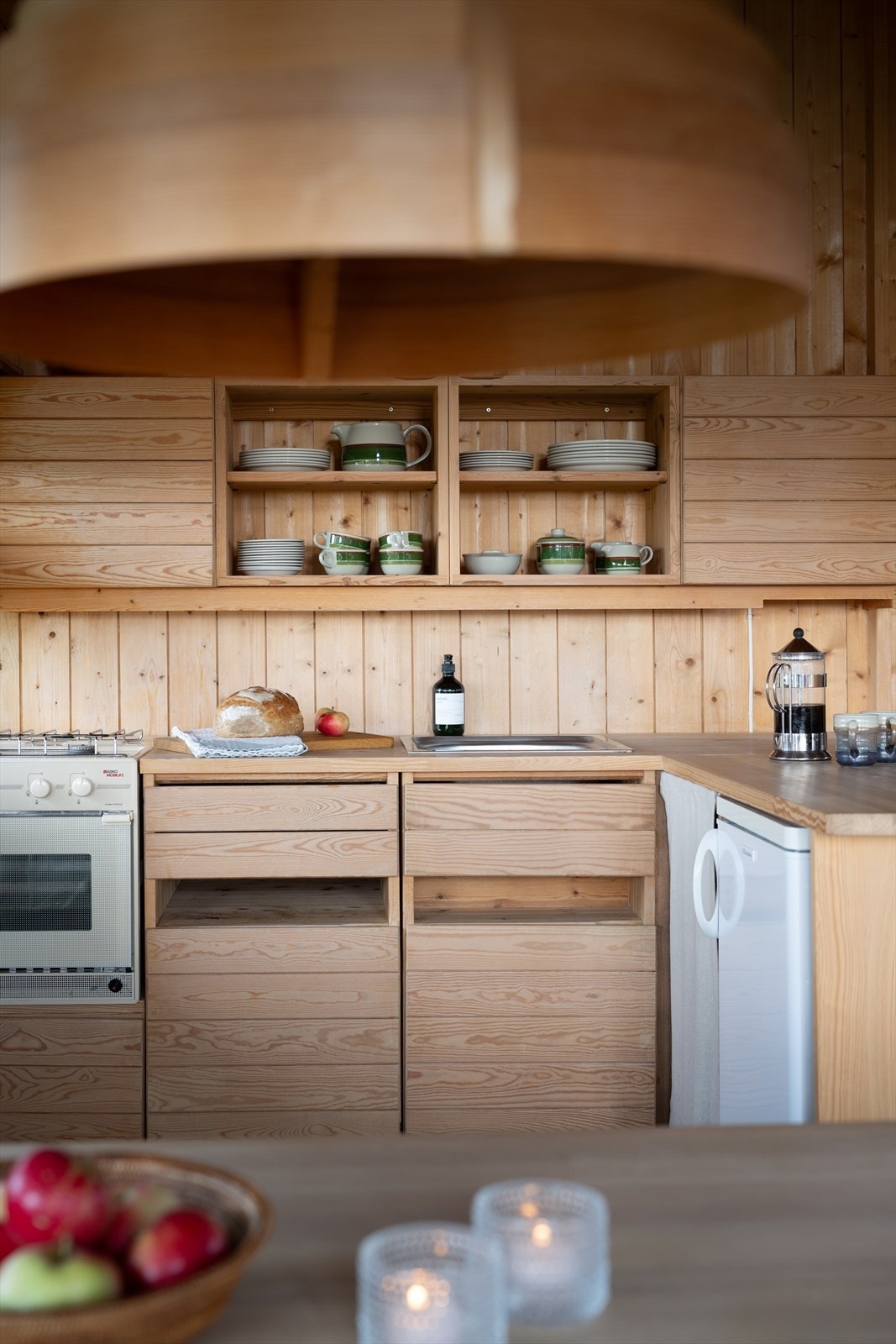 Kjøkken med gasskomfyr, kjøleskap og oppvaskkum Galleribilde