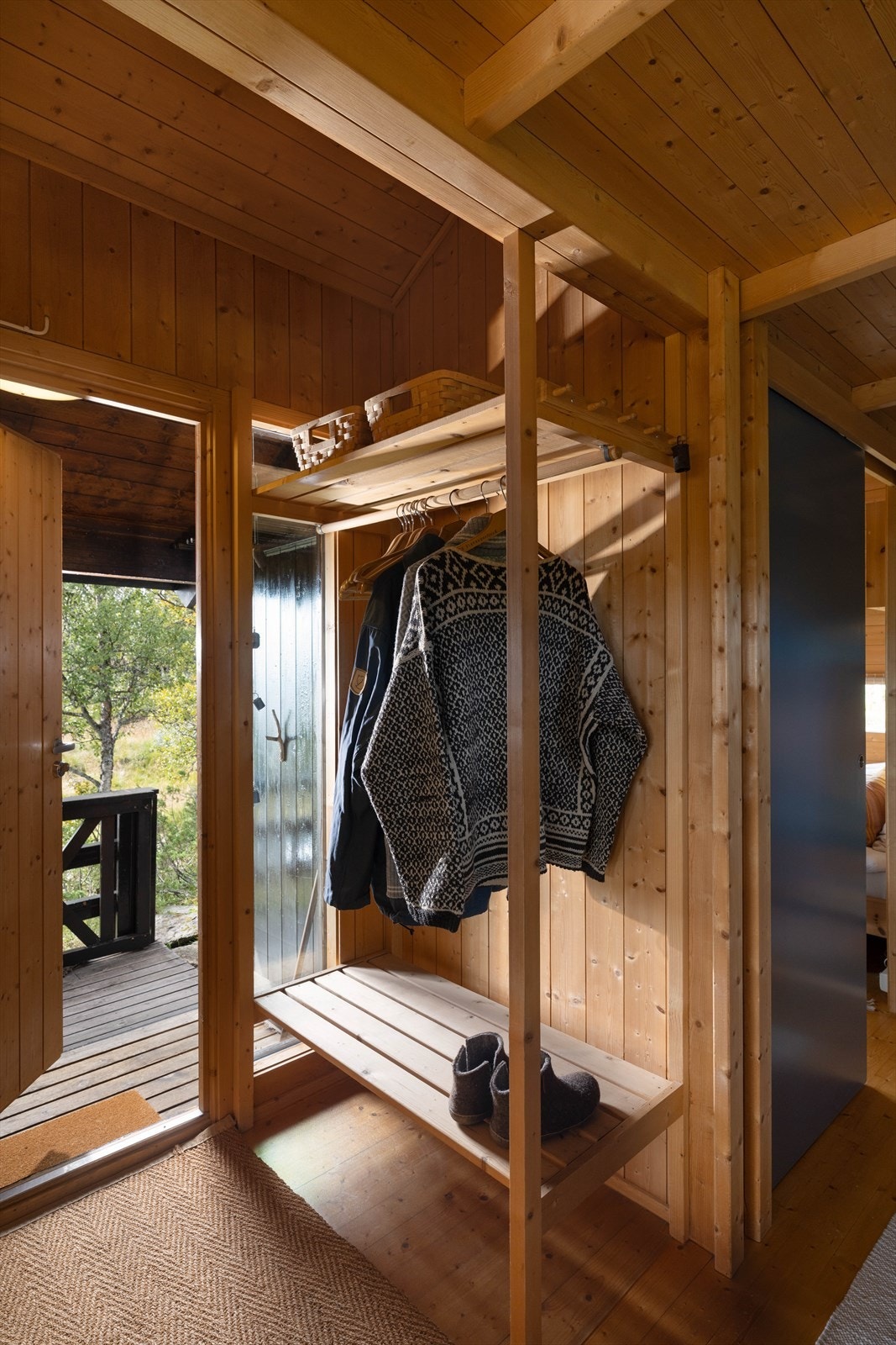 Inngangsparti med god plass til yttertøy og sko Galleribilde