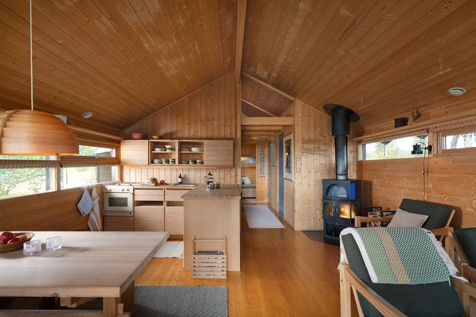 Åpen stue/kjøkken-løsning med peisovn Galleribilde