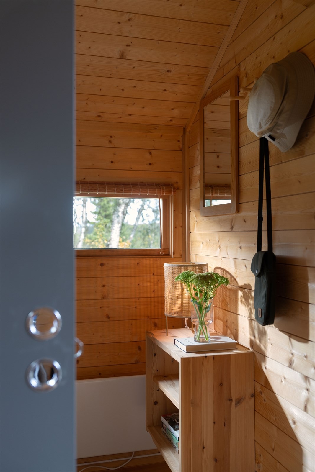 Originale skyvedører og vegghengte hyller Galleribilde