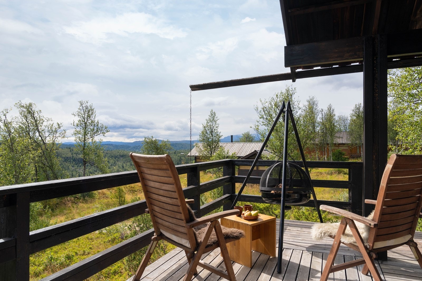 Hyggelig veranda med plass til utemøbler og bålpanne Galleribilde