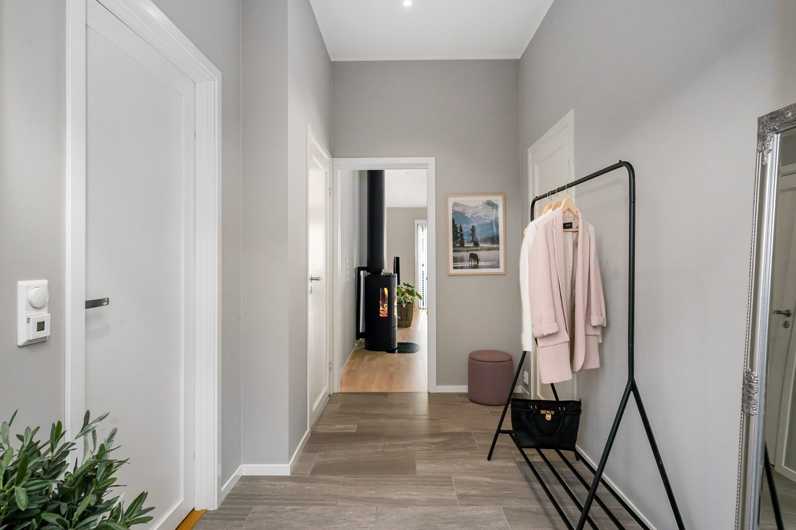 Flislagt entré med varmekabler gir et rent og funksjonelt førsteinntrykk. Galleribilde