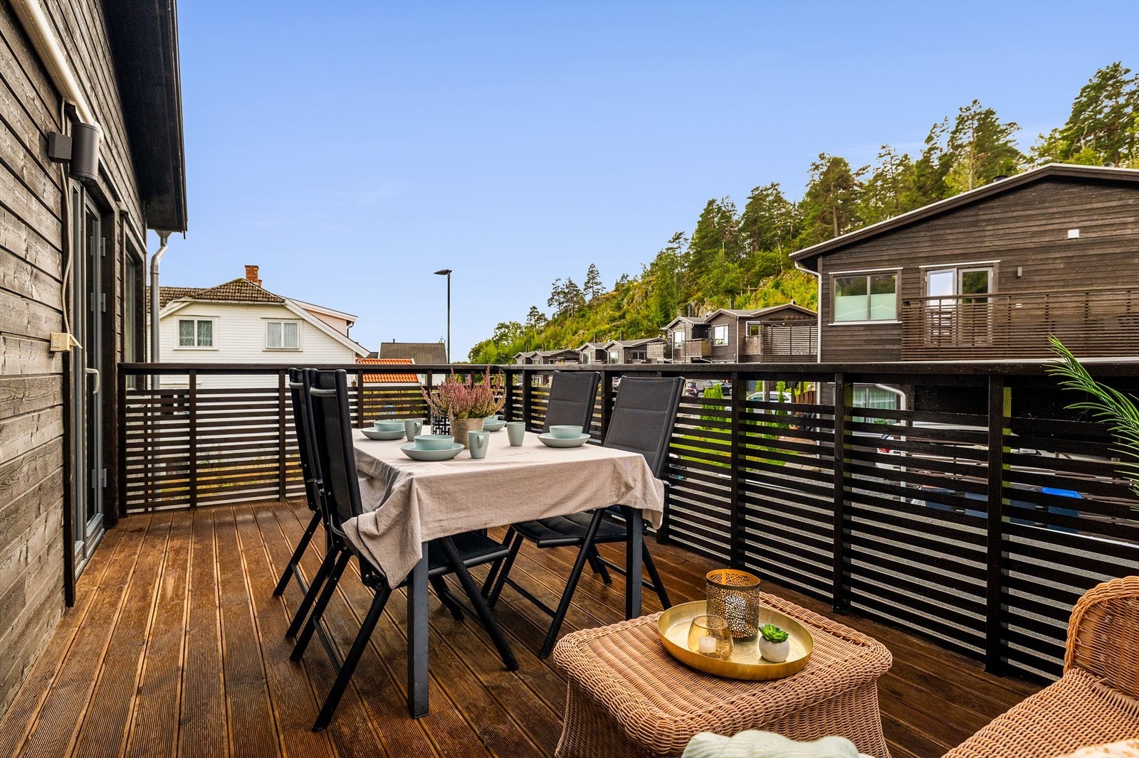 Stor terrasse med plass til spisegruppe og sofagruppe Galleribilde