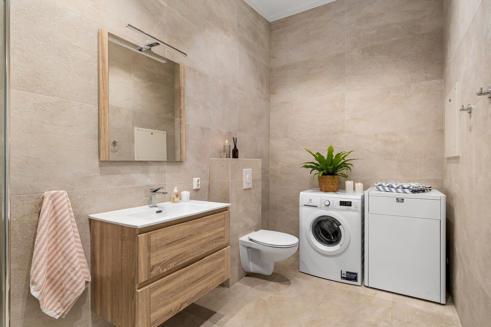 Stilrent bad med fliser, varmekabler og moderne innredning. Galleribilde