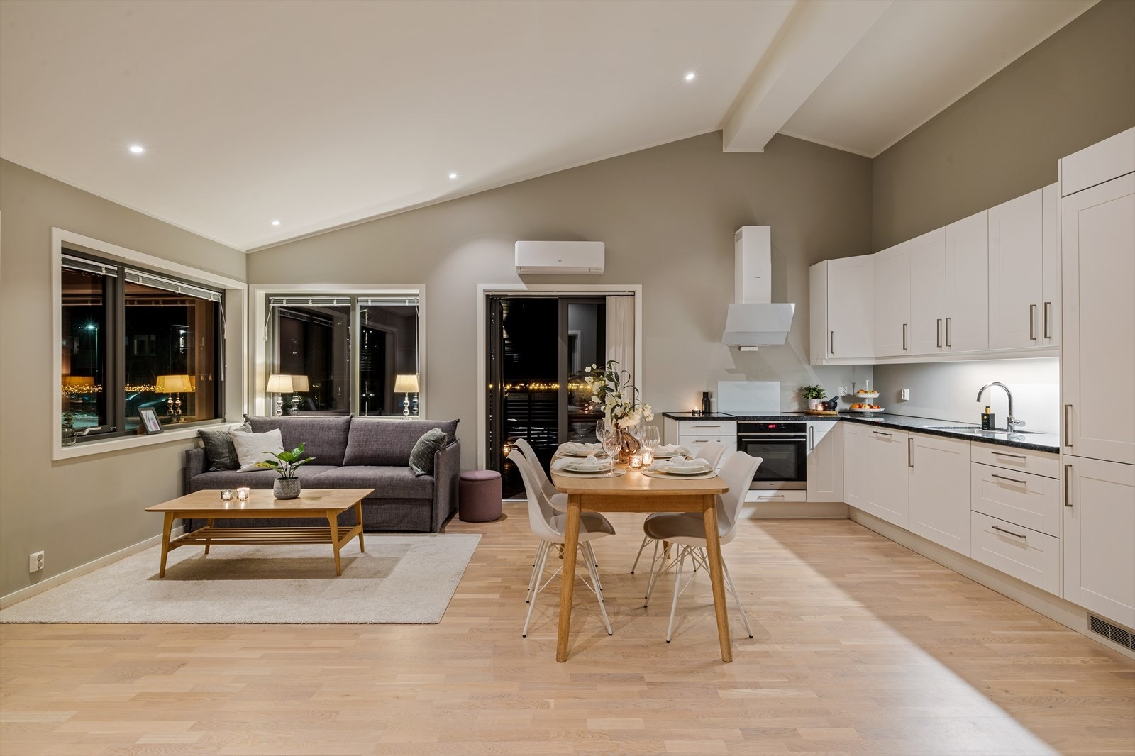 Gjennomtenkt planløsning som gir naturlig flyt mellom matlaging, måltider og avslapning. Galleribilde