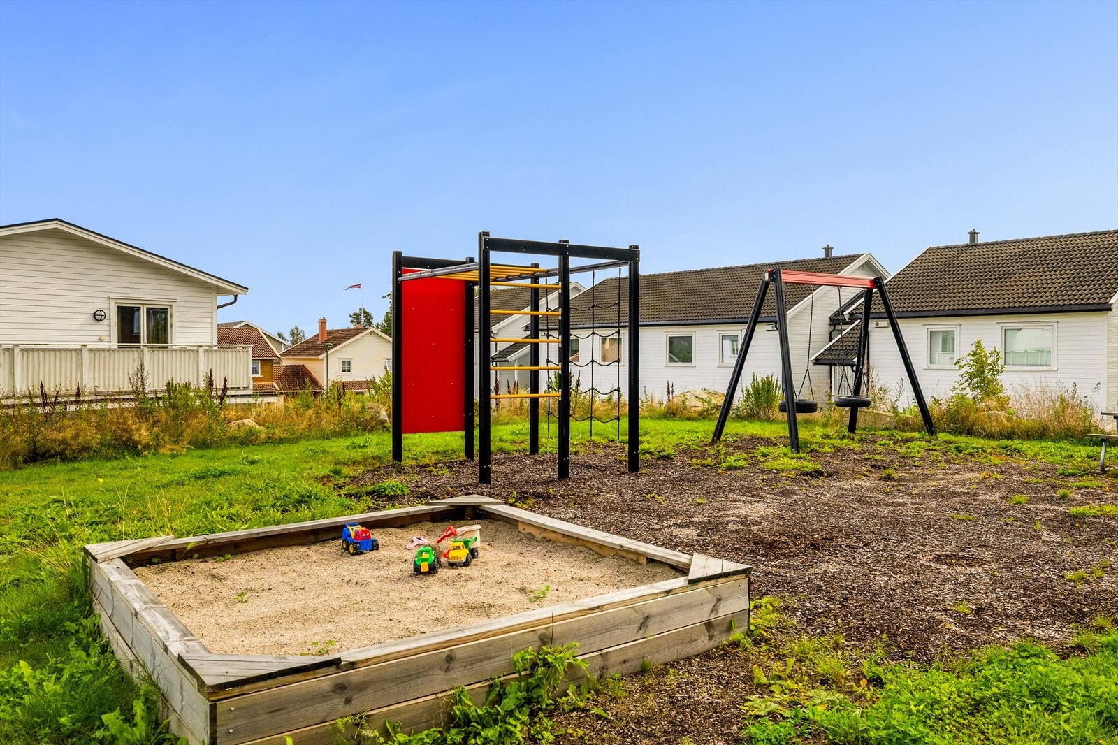 Lekeplass i nabolaget Galleribilde