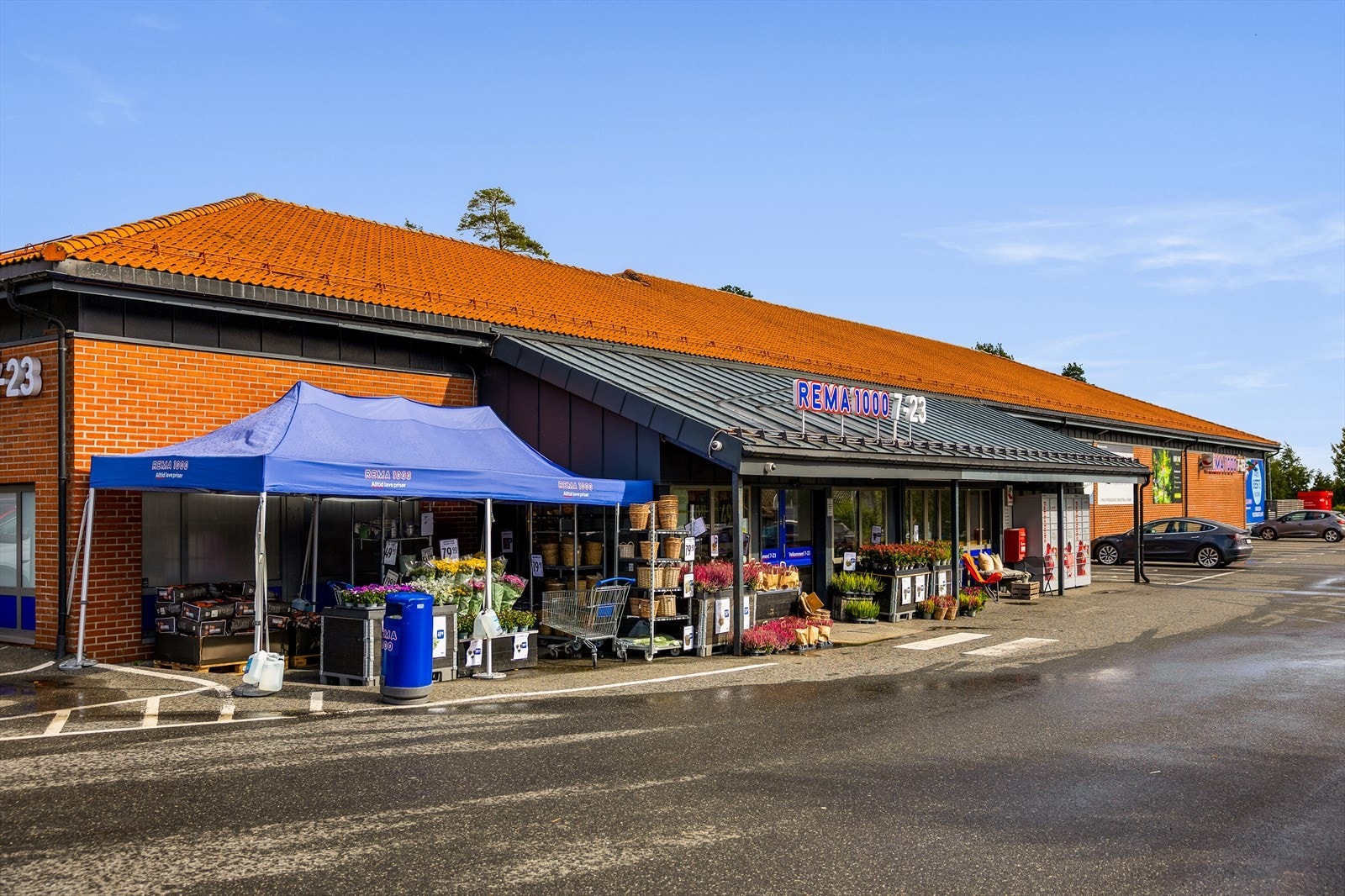 Dagligvaren Extra og Rema 1000 er også kort gåtur fra leiligheten Galleribilde