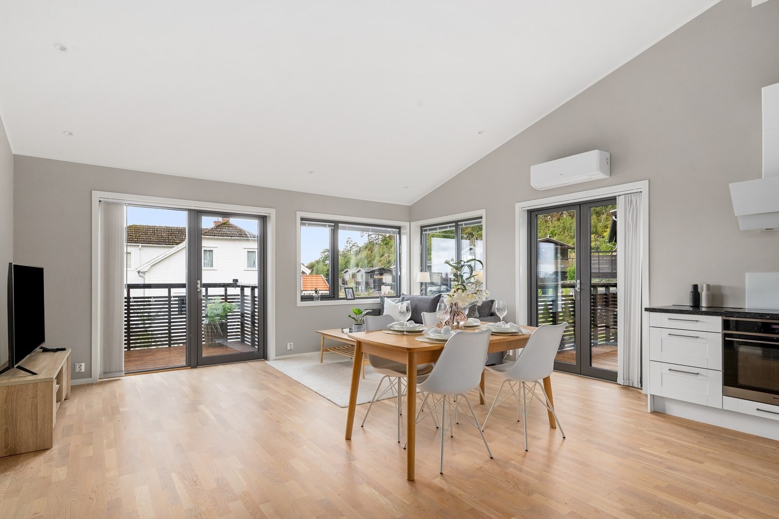 Her får du en lun og koselig stue med både varmepumpe og vedovn for fleksibel oppvarming. Galleribilde