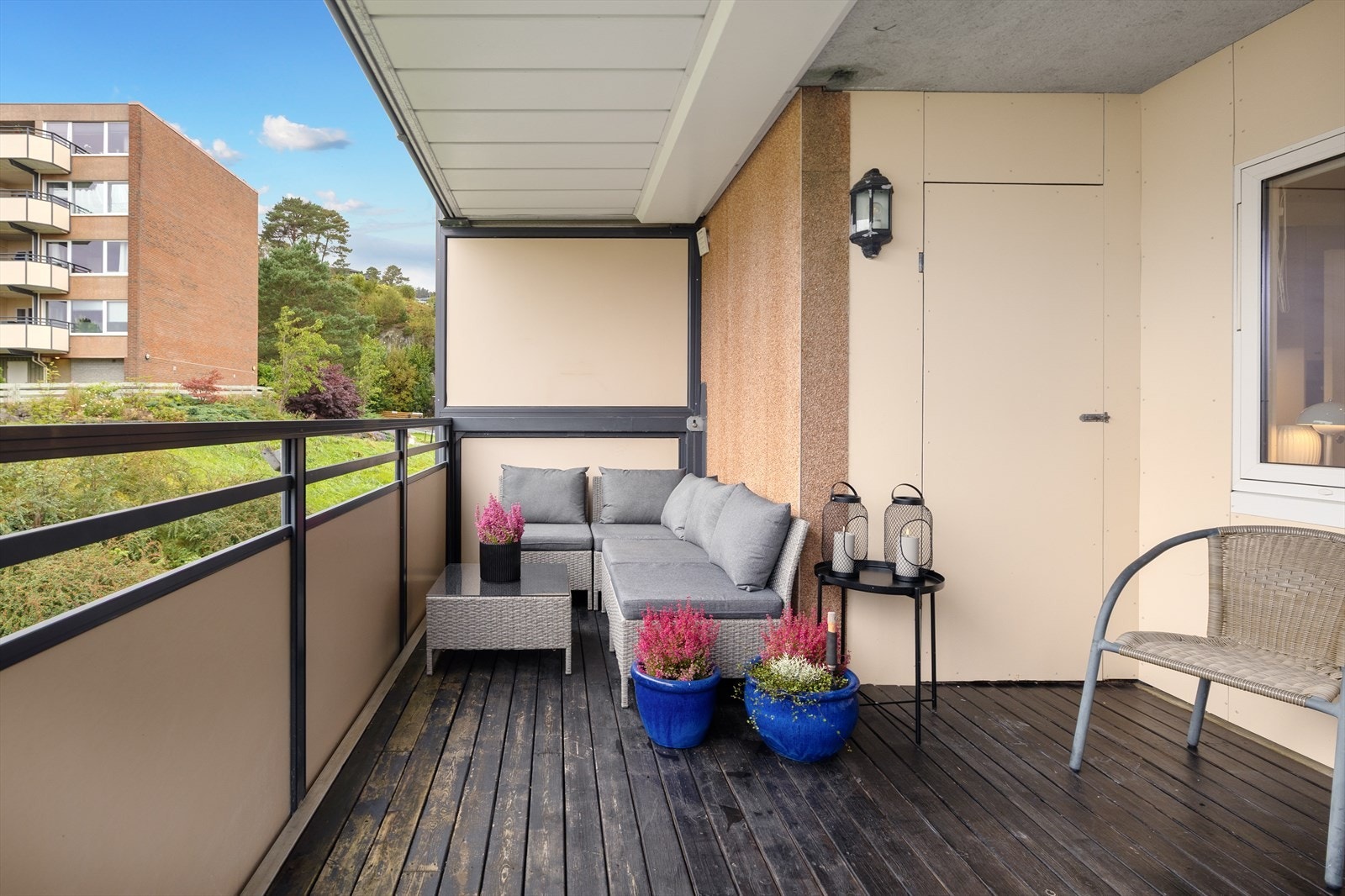 Fra stuen er det utgang til en vestvendt balkong på 10 m² med takoverbygg og fine solforhold. Galleribilde