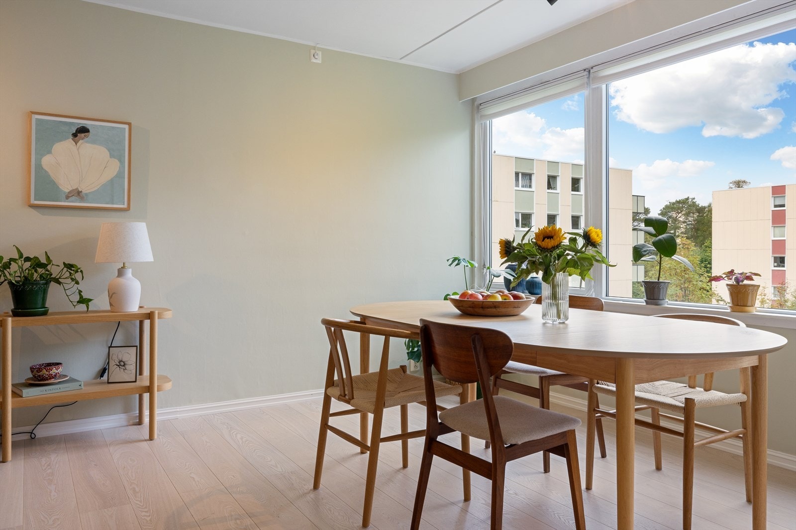 Plass til spisebord like ved kjøkkenet. Galleribilde