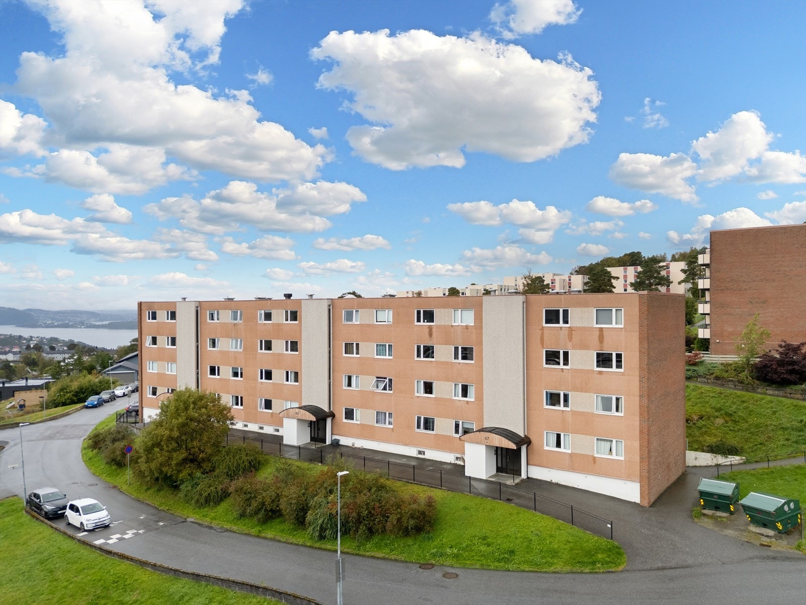 Kort vei fra fast parkering til inngangspartiet. Galleribilde