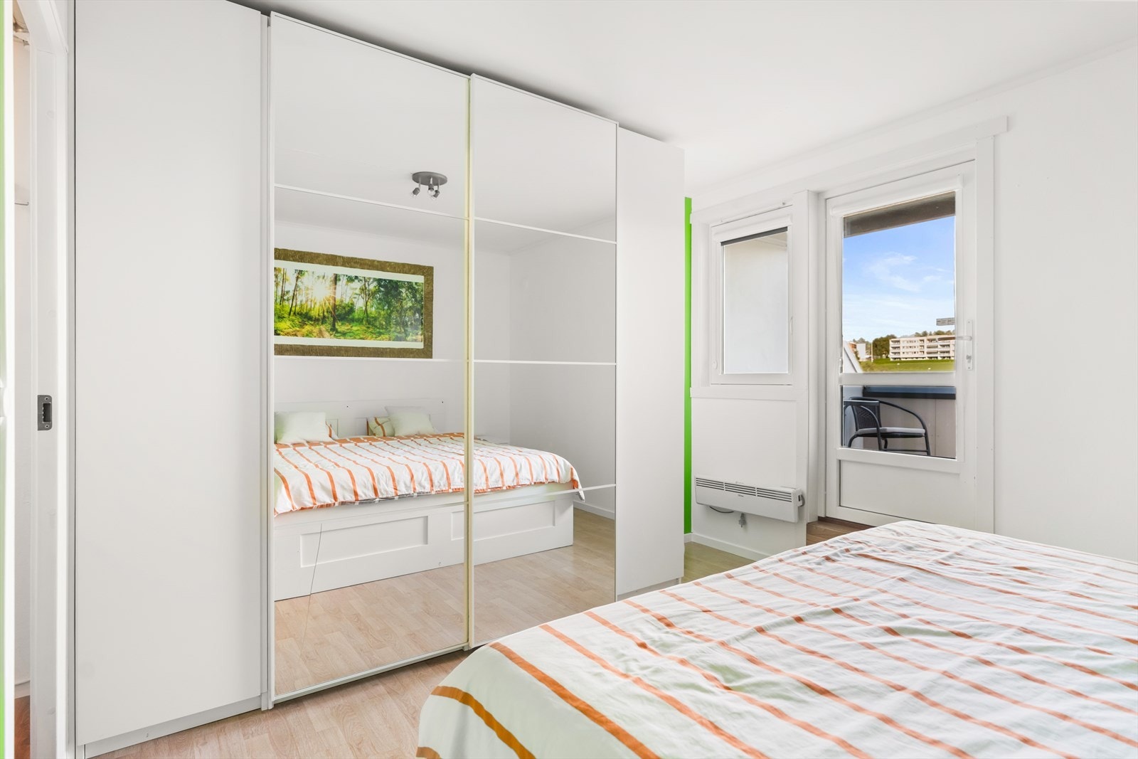 Videre er det plass til klesoppbevaring i skyvedørsgarderobe med speilfronter. Galleribilde