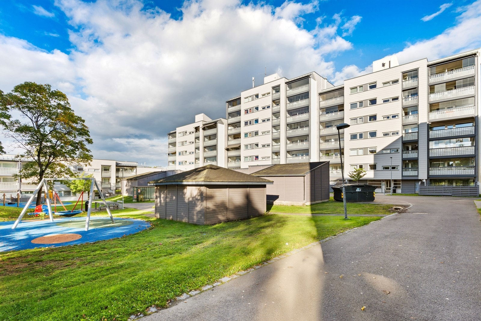 Felles tomt for borettslaget består blant annet av trær, busker, diverse beplantning, plenområder, sittegrupper, sykkelparkering, lekeapparater og asfalterte internveier. Galleribilde