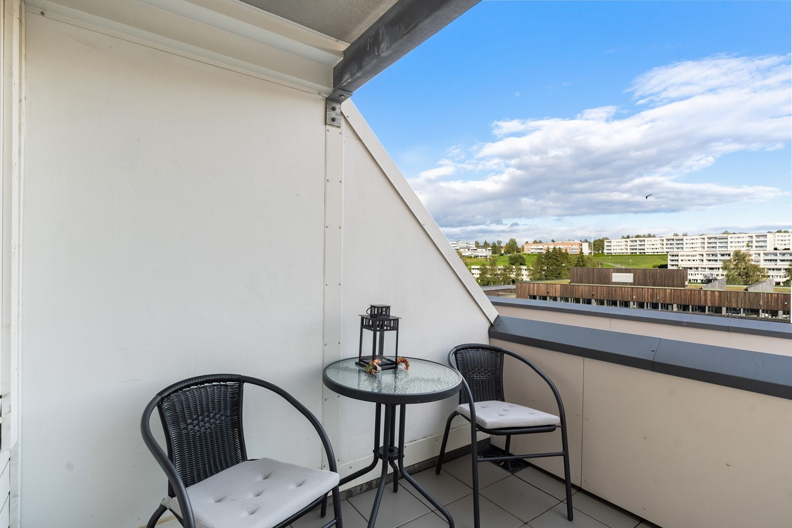 Fra hovedsoverommet er det utgang til overbygd balkong på 5 m² med flott utsikt Galleribilde