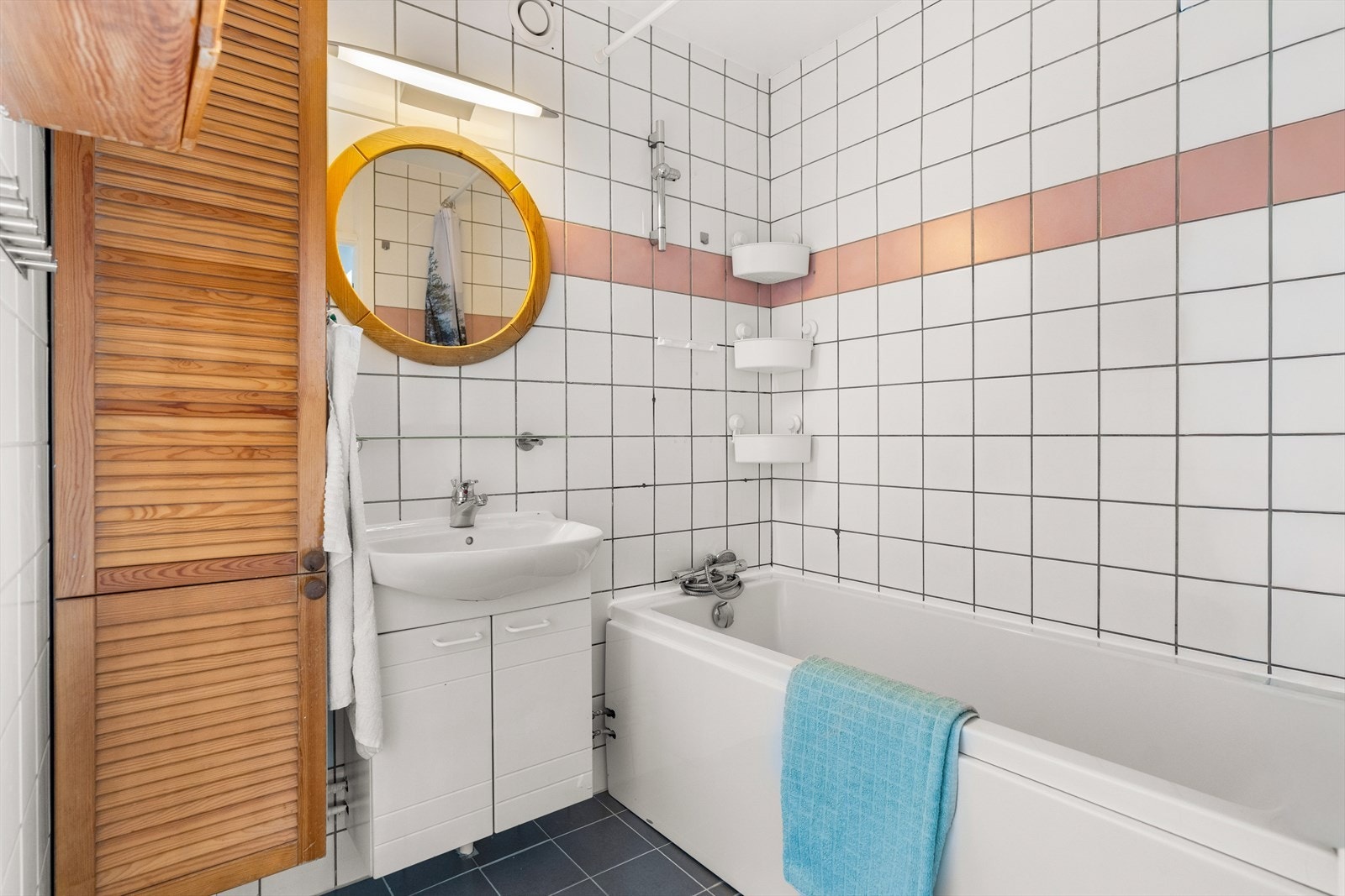 Baderommet har flis på gulv og vegger, samt malt overflate i himlingen. Det er gulvvarme. Galleribilde