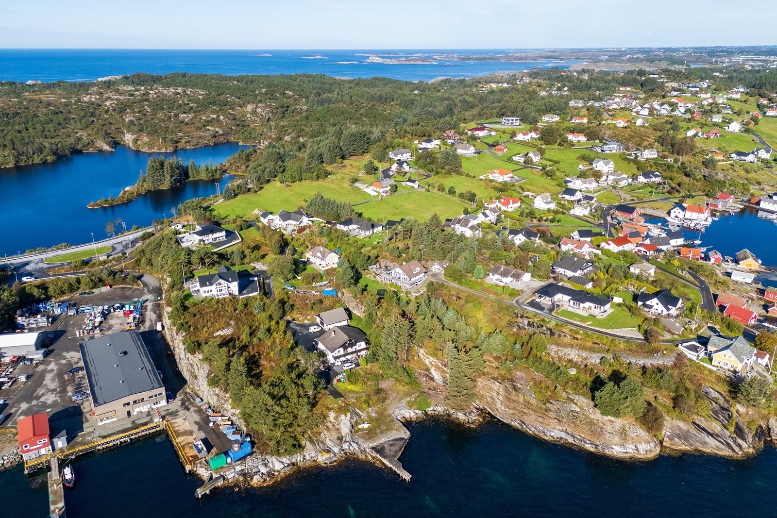 - Tomten ligger kun en kort kjøretur fra Rong sentrum - Galleribilde