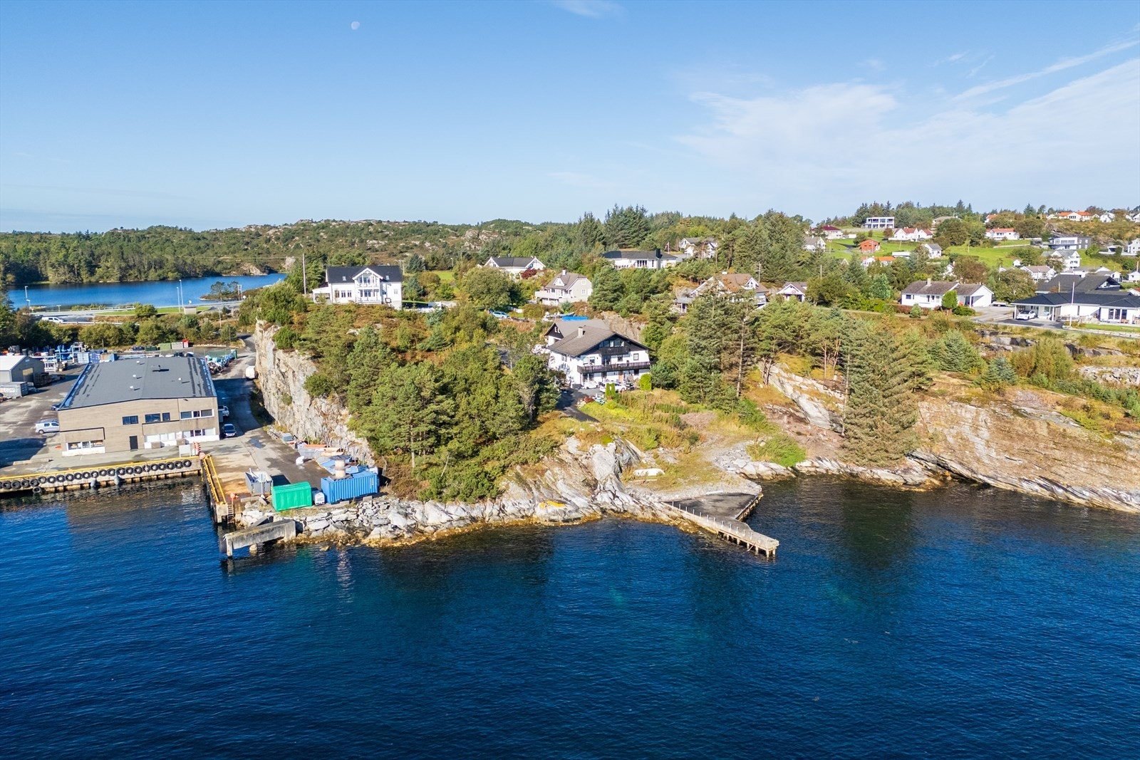 - Eiendommen er iht. Kommuneplanen avsatt til boligbebyggelse - Galleribilde