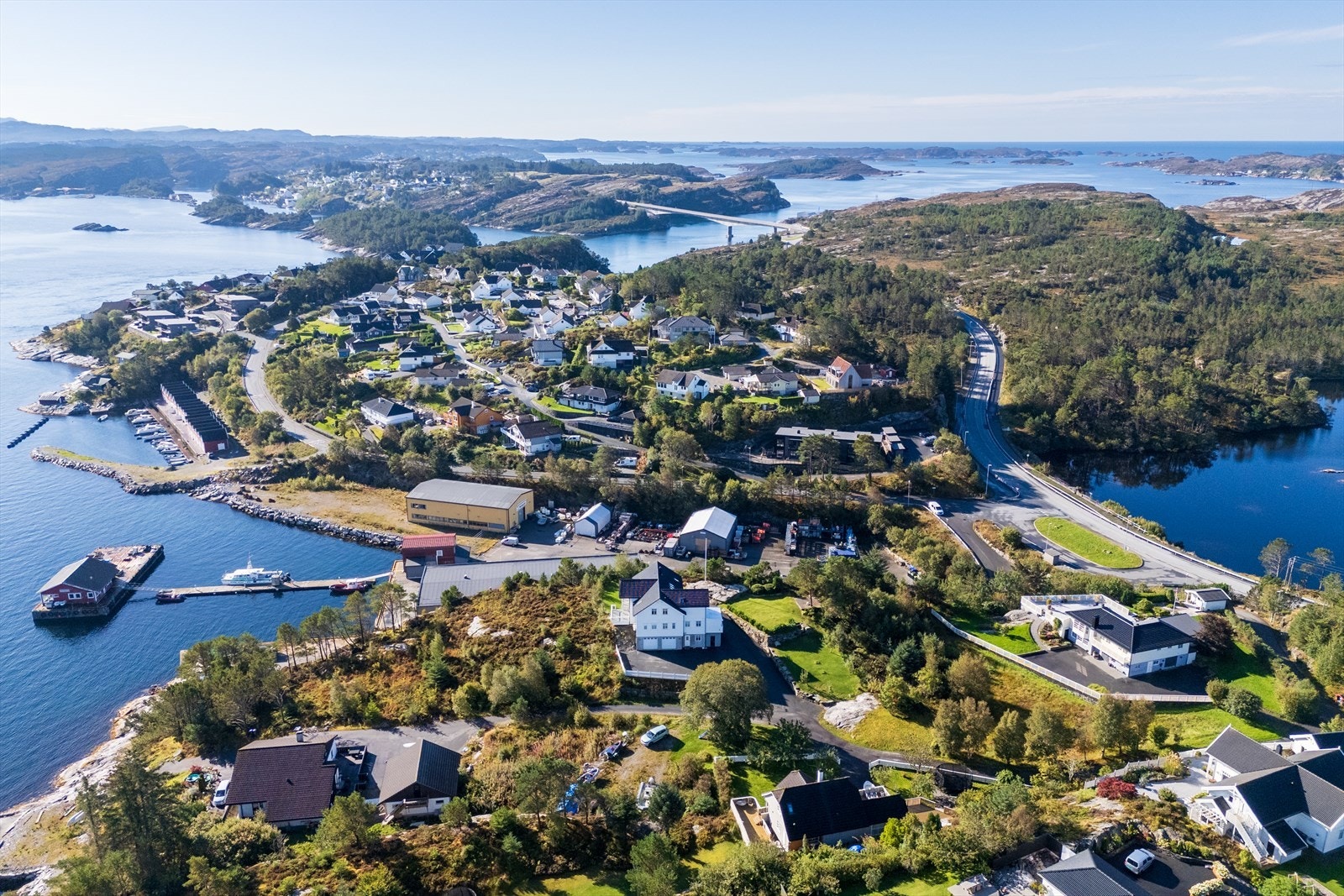 - Fra eiendommen er det kort vei til flere skoler og barnehager - Galleribilde