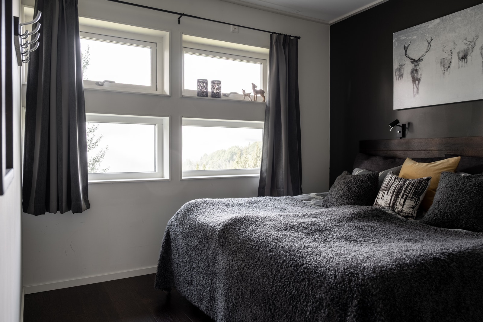 Master bedroom med dubbelsäng och garderober Galleribilde