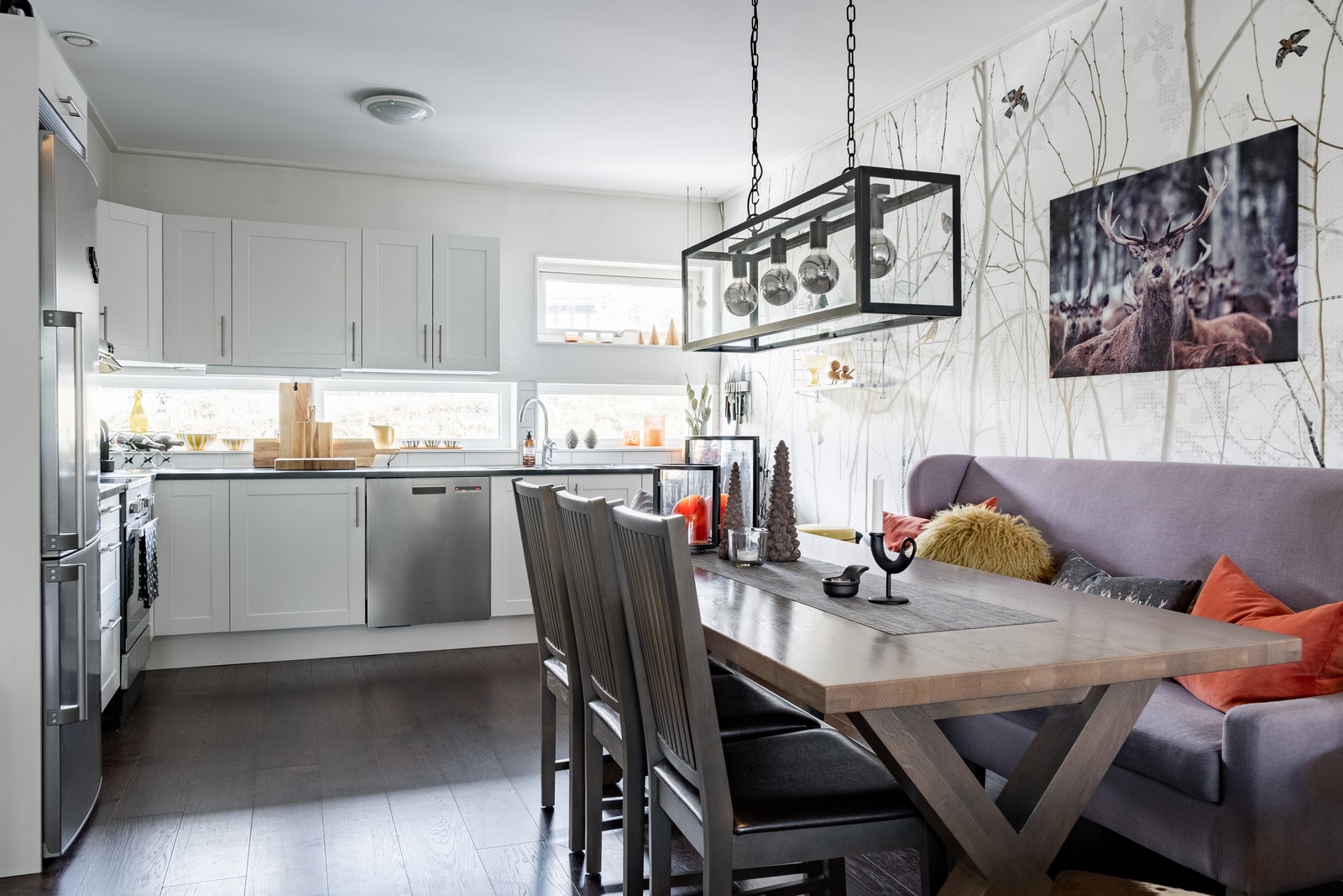 Matbord med kökssoffa att sitta skönt i under middagarna Galleribilde