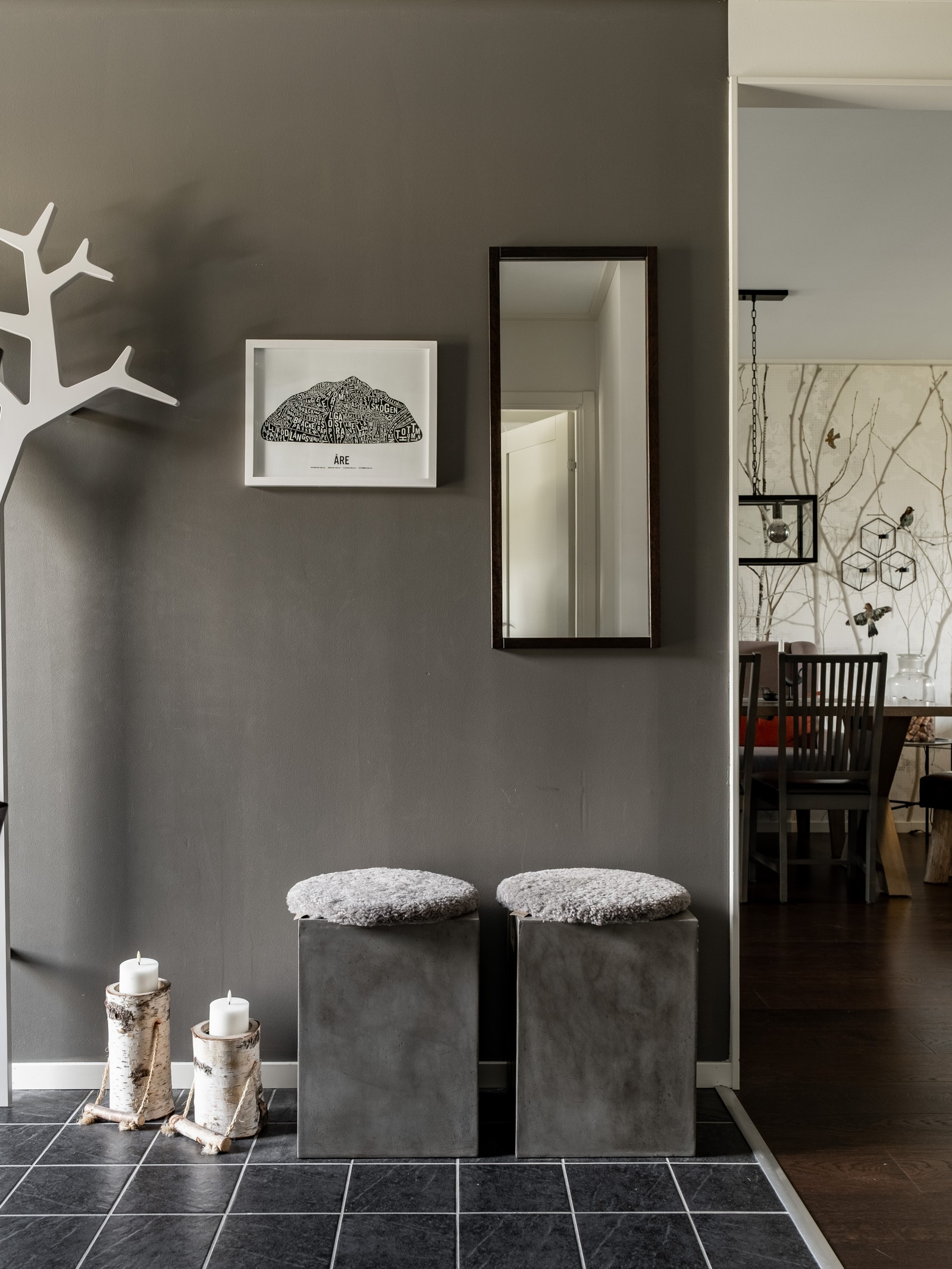 Hall med klinkergolv och sittplatser Galleribilde