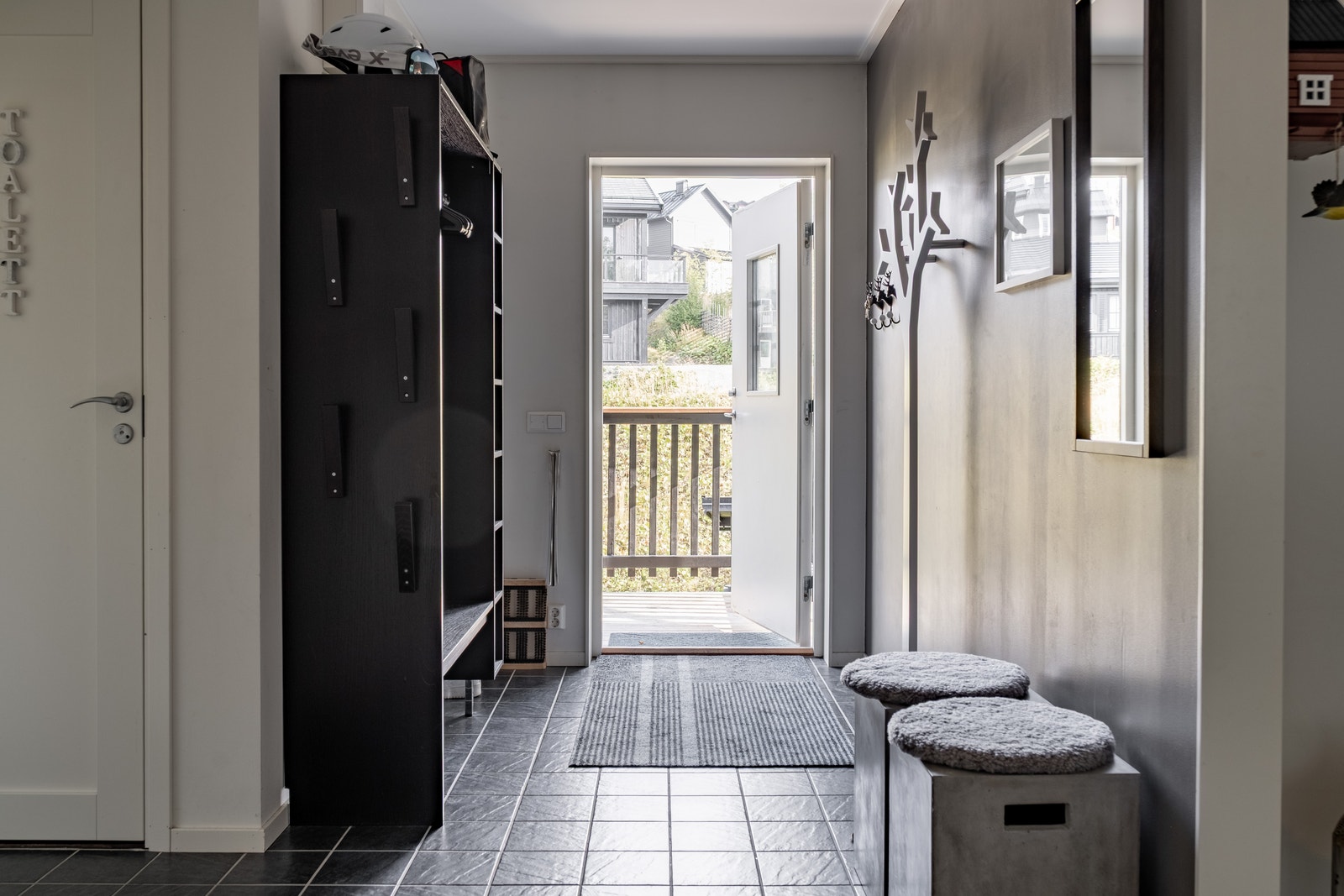 Rymlig hall med mycket förvaring Galleribilde