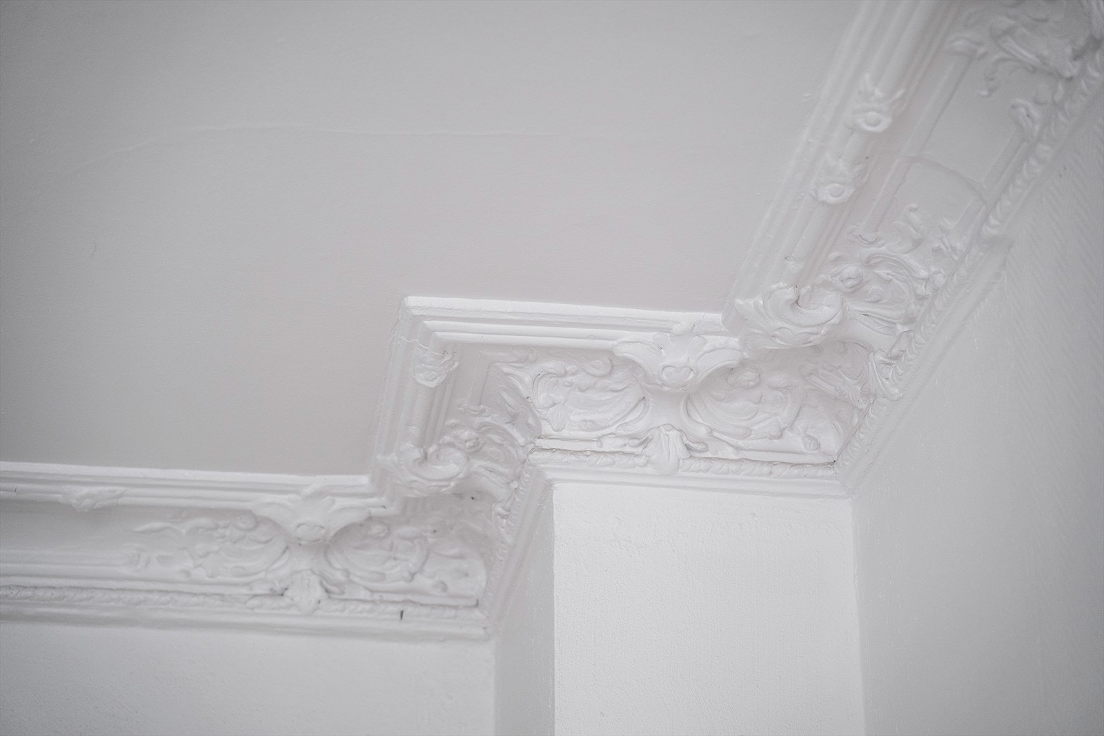 Her er det klassiske detaljer som stukketur og rosett. Galleribilde