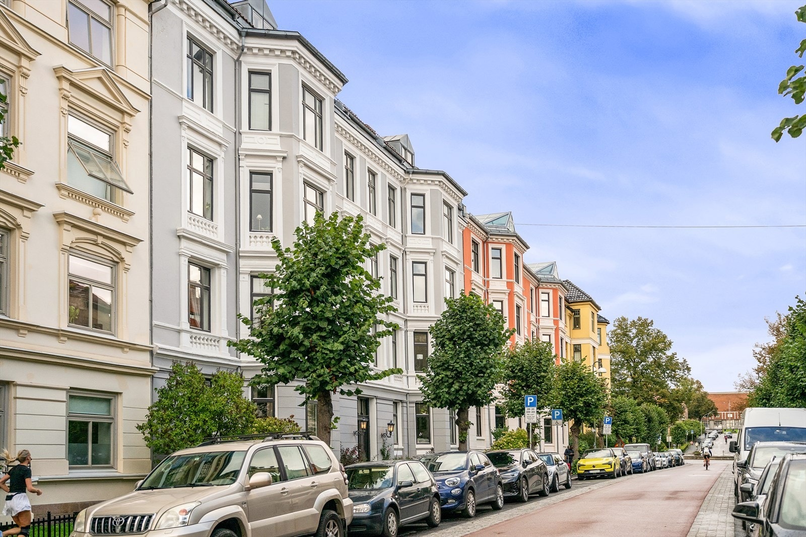 Ettertraktet beliggenhet på Frogner med kort vei til dagligvare, butikker, apotek, caféer, restauranter og offentlig kommunikasjon. Galleribilde