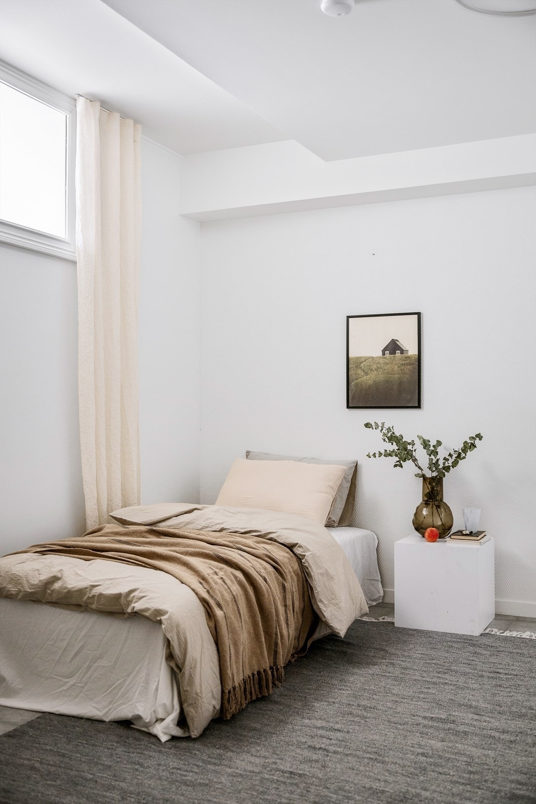 I kjelleren er det 2 arbeidsrom som i dag er innredet som soverom, disse rommene er ikke godkjent som rom for varig opphold. Galleribilde