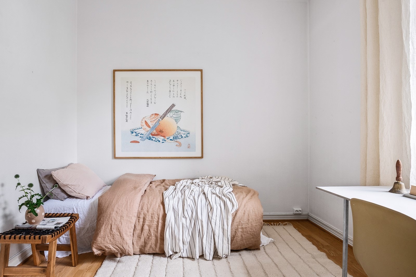 Her er det god plass til dobbeltseng og garderobeskap. Galleribilde