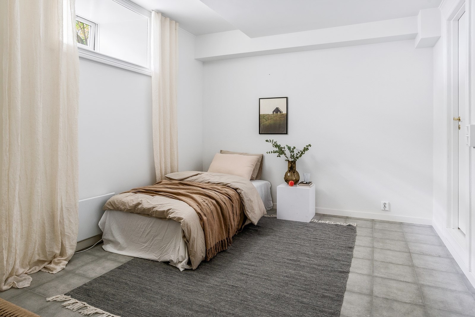 I kjelleren er det 2 arbeidsrom som i dag er innredet som soverom, disse rommene er ikke godkjent som rom for varig opphold. Galleribilde