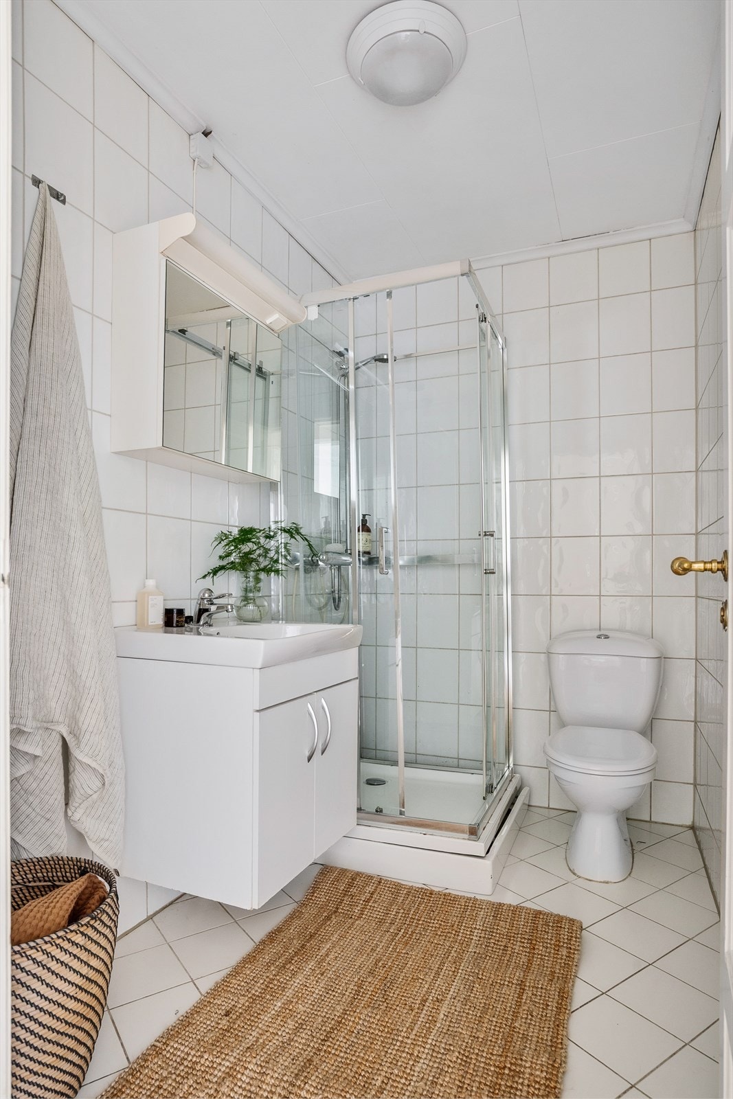 Innredning består av dusjkabinett med blandebatteri, frittstående toalett, innredning med servant med ett-greps blandebatteri og overskap med speil og lys. Opplegg for vaskemaskin. Galleribilde