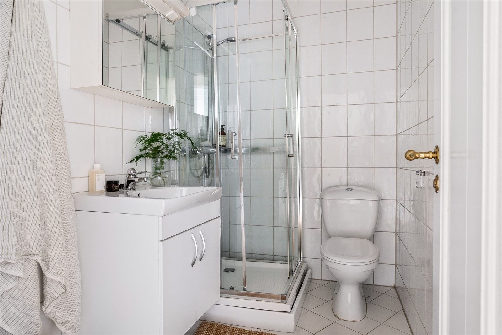 Bad i 1. etasje er helfliset. Galleribilde