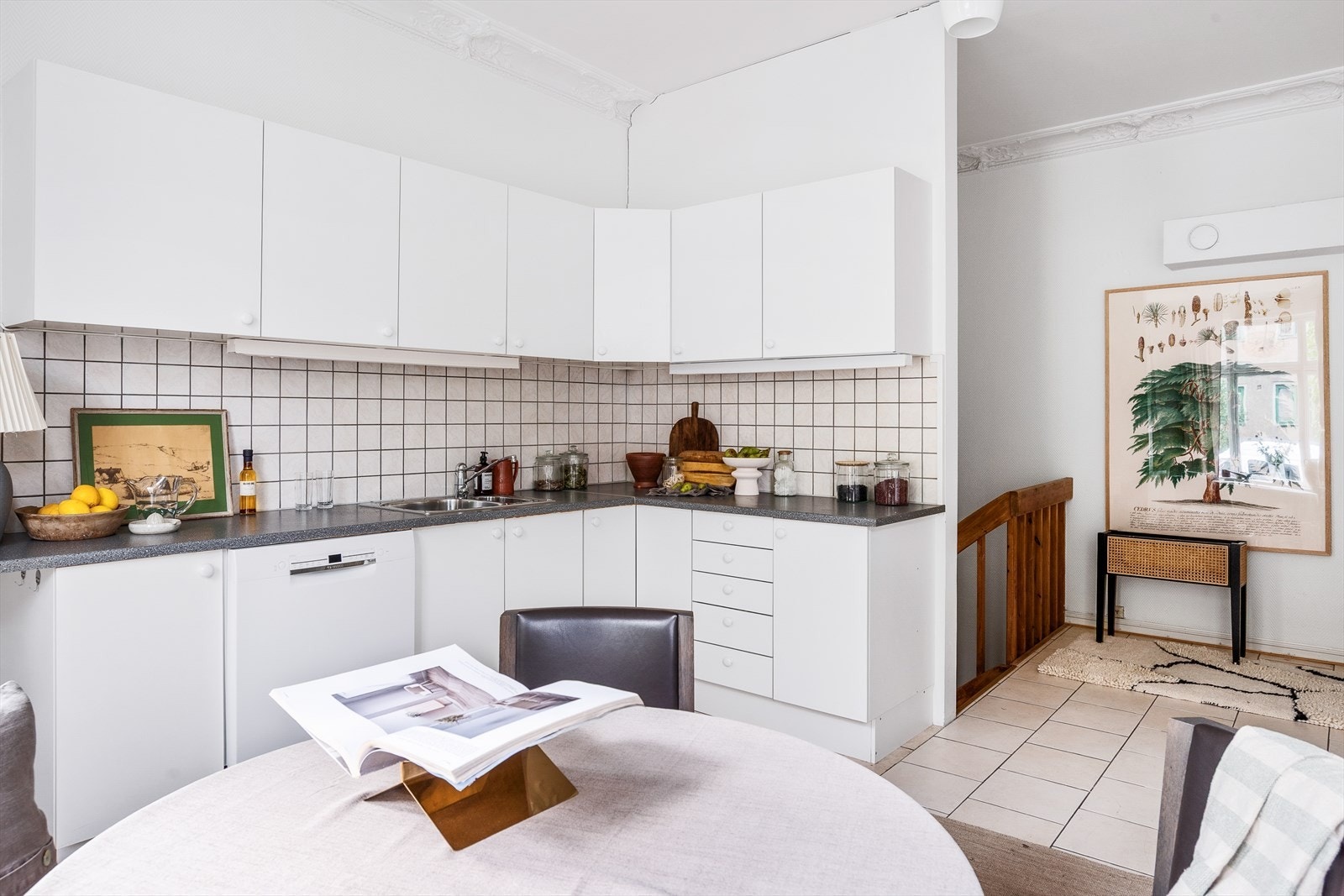 Innredning består av åpen dusjplass med blandebatteri, frittstående toalett, servant med ett-greps blandebatteri og sideskap med speil og lys. Galleribilde