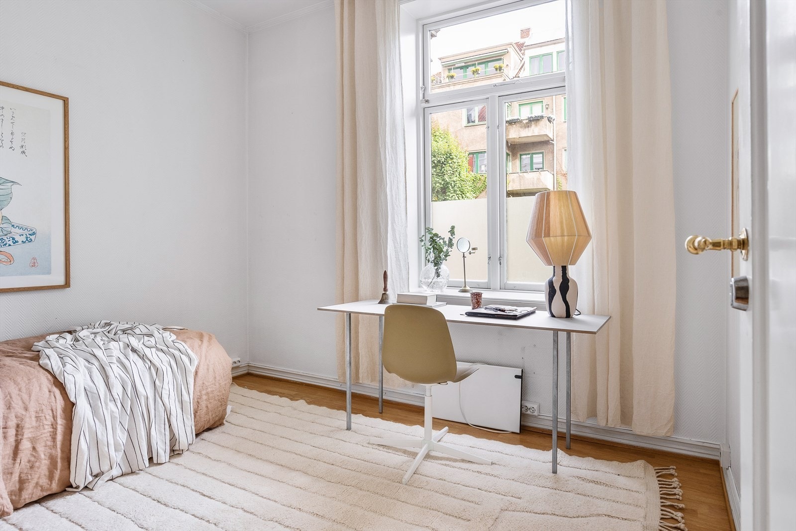 Romslig soverom med adkomst fra stue/kjøkken. Galleribilde