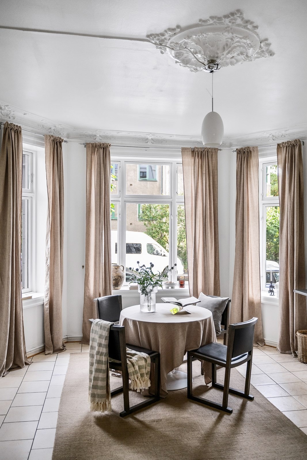 Åpen stu/kjøkken-løsning i 1. etasje. Galleribilde