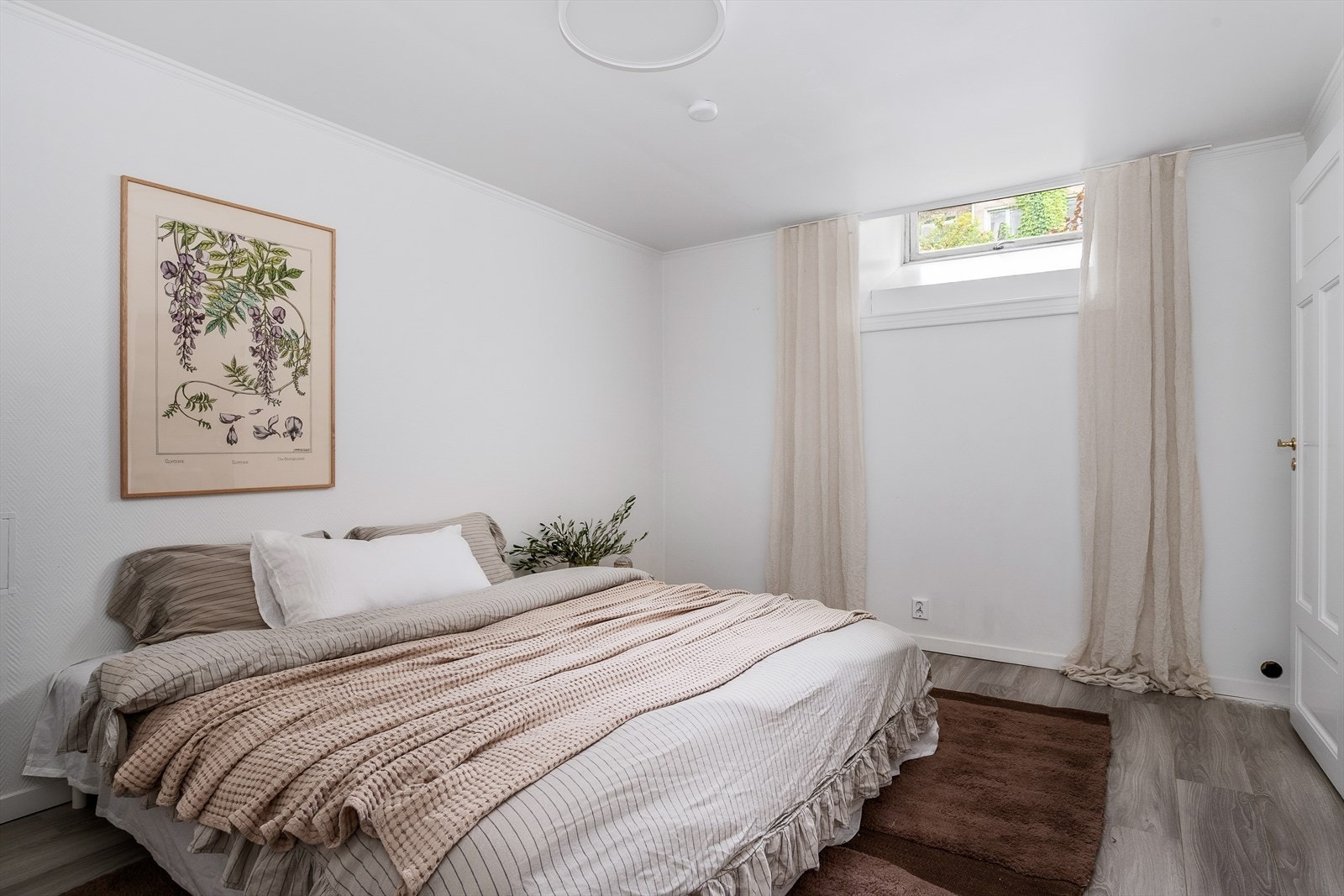 I kjelleren er det 2 arbeidsrom som i dag er innredet som soverom, disse rommene er ikke godkjent som rom for varig opphold. Galleribilde