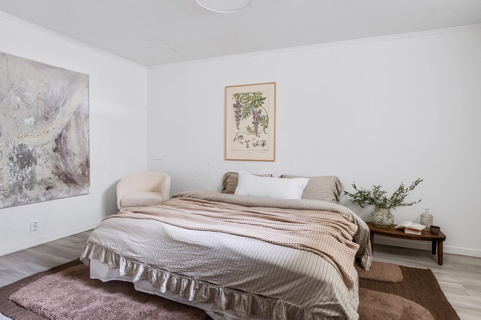 I kjelleren er det 2 arbeidsrom som i dag er innredet som soverom, disse rommene er ikke godkjent som rom for varig opphold. Galleribilde