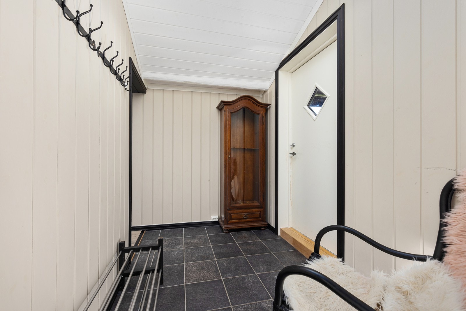 I entréen er det god plass for oppheng av yttertøy og oppbevaring av sko. Velkommen inn! Galleribilde