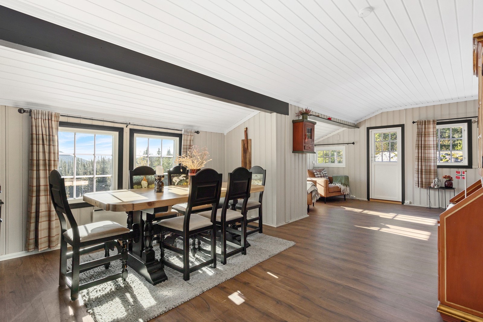 Spiseplassen er naturlig plassert nær kjøkkenet. Galleribilde