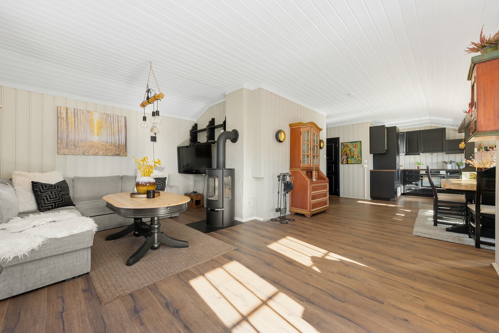 Rommet har en åpen g sosialt løsning mot kjøkkenet. Galleribilde