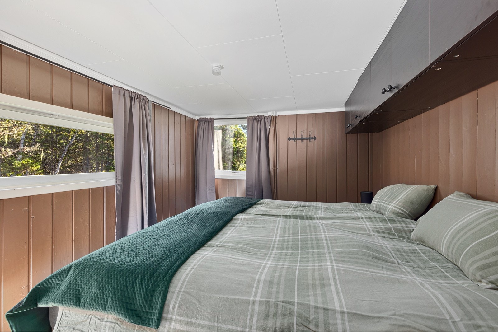 Den ene rommet er utstyrt med praktisk oppbevaring i vegghengte skap. Galleribilde