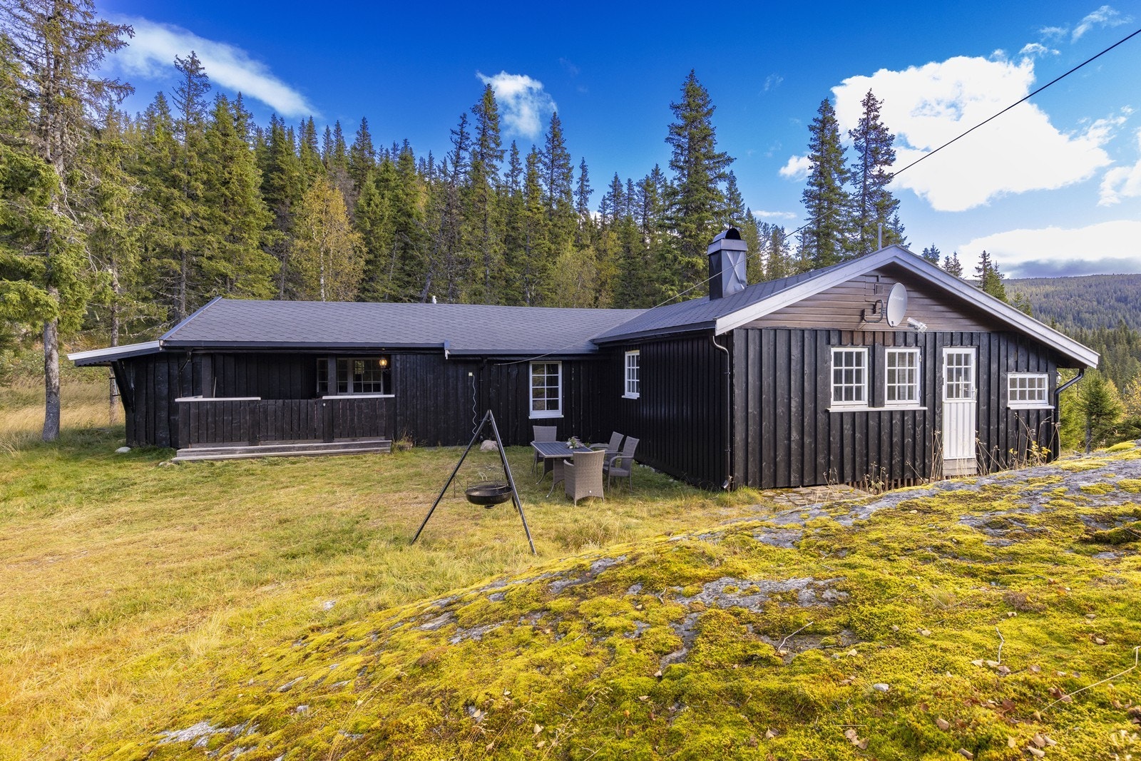 En skjermet og trivelig tomt med god plass til lek, aktiviteter og hyggelig uteliv i naturskjønne omgivelser. Galleribilde