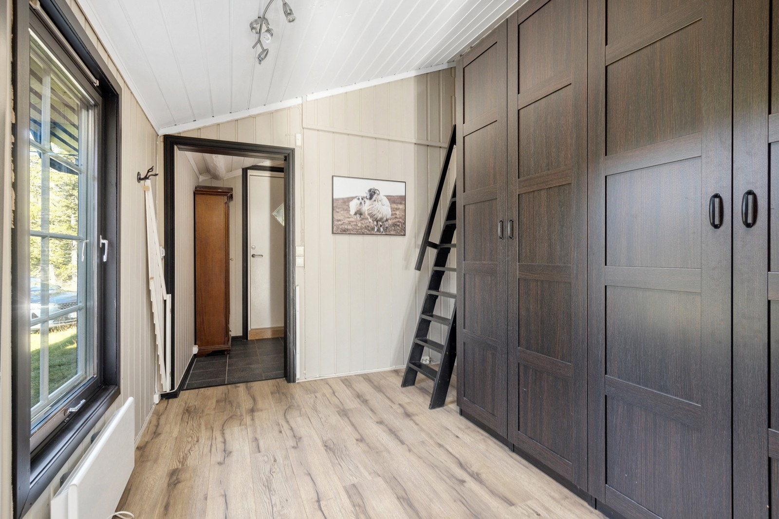 I mellomgangen er det godt med oppbevaringsplass i doble garderobeskap. Galleribilde